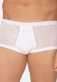 Boxer-briefs blancs présentant un design en maille sur les côtés, un tissu doux et texturé, une taille élastique et un devant doublé pour un meilleur maintien.