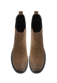 Stivaletti in suede marrone con pannelli elastici ai lati e linguette per l'escursione. Punta arrotondata e suola in gomma nera. Texture liscia, design minimalista.