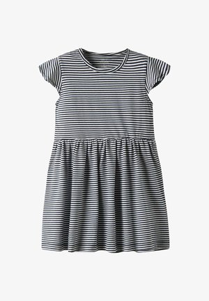 Vestido a rayas en marino y blanco, material de algodón, manga corta, escote redondo, cintura fruncida, falda acampanada. Patrón de rayas horizontales.
