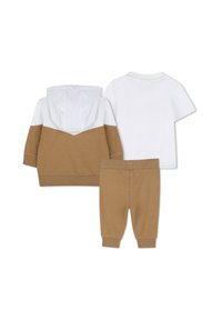 Conjunto de ropa de tres piezas que incluye una sudadera bicolor en blanco y marrón, una camiseta blanca básica y pantalones jogger marrones. Tela suave, estilo de pullover.