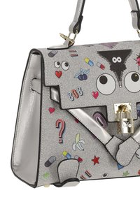 Geantă strălucitoare argintie cu diverse modele colorate, inclusiv semne de întrebare, ochi și inimi; împodobită cu un lacăt auriu.