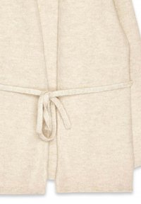 Béžový pletený cardigan s viazacím pásom, mierne textúrovaná látka, otvorený predný dizajn a dlhé rukávy. Vyššie ocenený pre svoju jemnú povrchovú úpravu.