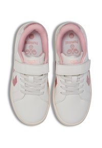 Vita sneakers med rosa detaljer och kardborreband, med snören och vadderade tungor, placerade på en vit bakgrund.