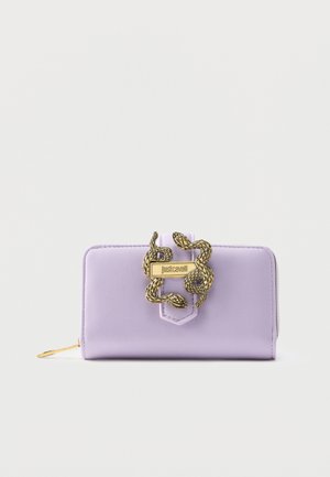 Portafoglio color lavanda con chiusura a forma di serpente dorato e logo Just Cavalli, cerniera sul lato sinistro, su sfondo bianco.