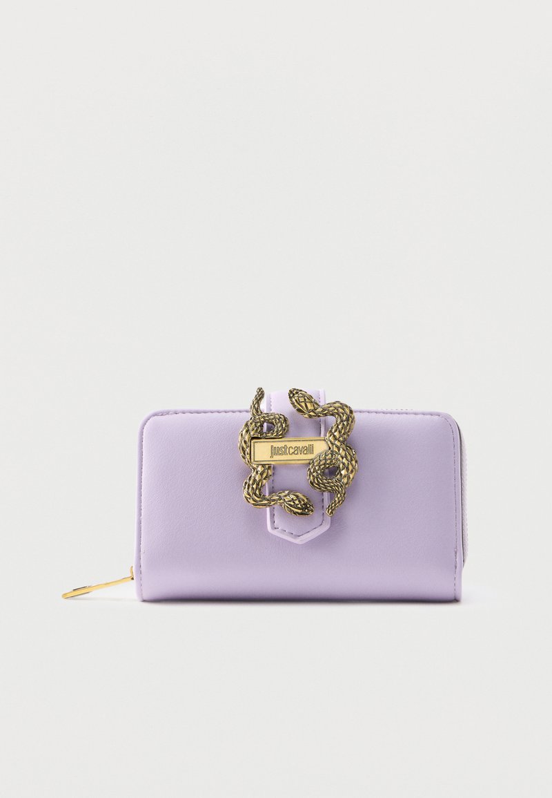 Πορτοφόλι σε λιλά χρώμα με χρυσό κούμπωμα σε σχήμα φιδιού και λογότυπο Just Cavalli, φερμουάρ στην αριστερή πλευρά, τοποθετημένο σε λευκό φόντο.