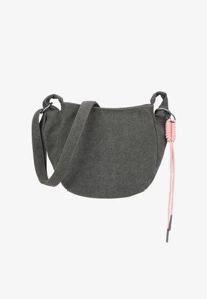 Graue Stoff-Schultertasche mit kurvenförmigem Design, verstellbarem Riemen und einem rosa geflochtenen Akzent am Reißverschluss. Glatte Textur, minimalistische Stil.