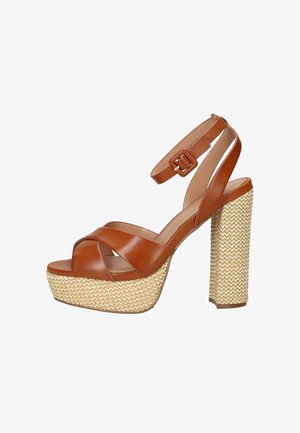 Sandalo marrone in pelle con tacco alto, platform intrecciata e tacco a blocco, con cinturini frontali incrociati e cinturino alla caviglia con fibbia.