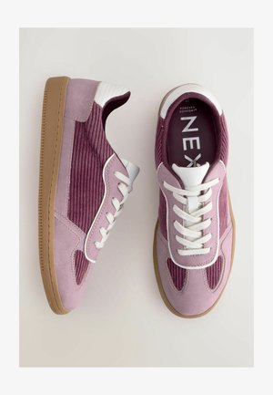 Paarse leren sneakers met corduroy accenten, witte veters en een tan rubberen zool. Kenmerken zijn een gestikt ontwerp en een gewatteerde kraag.