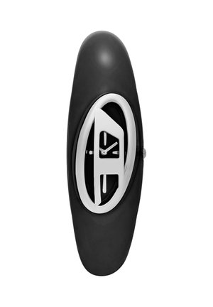 Czarny owalny zegarek-bransoletka z centralnym srebrnym geometrycznym wzorem i małą czarną trójkątną tarczą wskazującą godzinę 9:15.