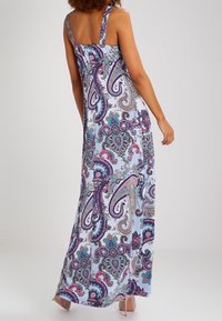 Maxi mekko, jossa on sininen paisley-kuvio, leveät olkaimet, virtaava siluetti ja kevyt kangas.