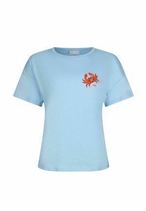 Maglietta a maniche corte color azzurro chiaro con scollo rotondo, presenta un piccolo disegno di granchio arancione sul lato sinistro del petto.