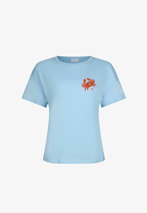 Maglietta a maniche corte color azzurro chiaro con scollo rotondo, presenta un piccolo disegno di granchio arancione sul lato sinistro del petto.