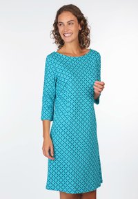 Türkises knielanges Kleid mit drei Viertelärmeln, das ein geometrisches Muster aus Rauten in hellblauen Tönen auf einem strukturierten Stoff zeigt.