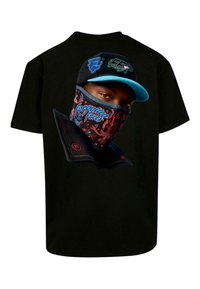 Svart kortärmad t-shirt med en grafisk design av ett ansikte delvis täckt av en bandana, detaljrik med blå och röda accenter.