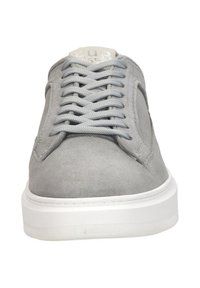 Grijze suède sneaker met een ronde neus, vlakke witte rubberen zool en grijze veters. Voorzien van een logo op de tong; zijnaadaccenten.