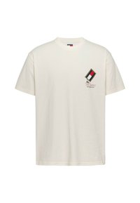 Camiseta de algodón color crema con mangas cortas, que presenta un diseño de parche colorido en el lado izquierdo del pecho, incluyendo colores negro, rojo y blanco.