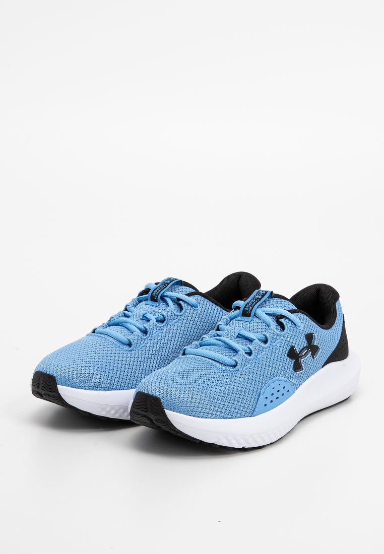 Scarpe da ginnastica azzurro chiaro con tomaia in mesh traspirante, dettagli neri e suola imbottita bianca. Presentano lacci e logo sul lato.