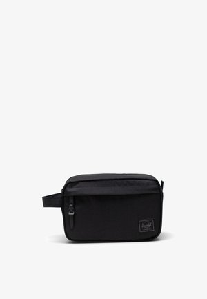 Bolso de aseo rectangular negro con un bolsillo frontal con cremallera, asa en bucle, tejido texturizado y una pequeña etiqueta de marca.