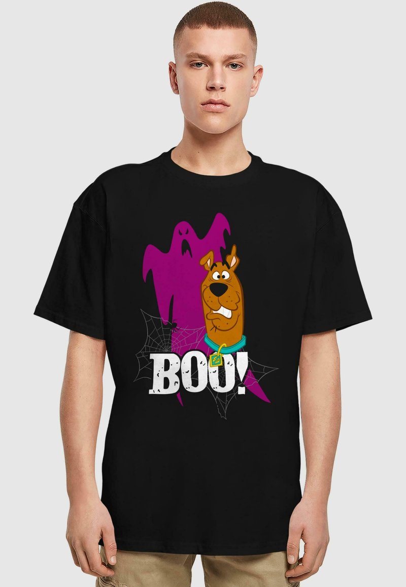 Schwarzes T-Shirt mit einem Cartoon-Hund und einem Geistermotiv, mit dem Text "BOO!" in fettgedruckten, weißen Buchstaben und Spinnennetz-Akzenten.