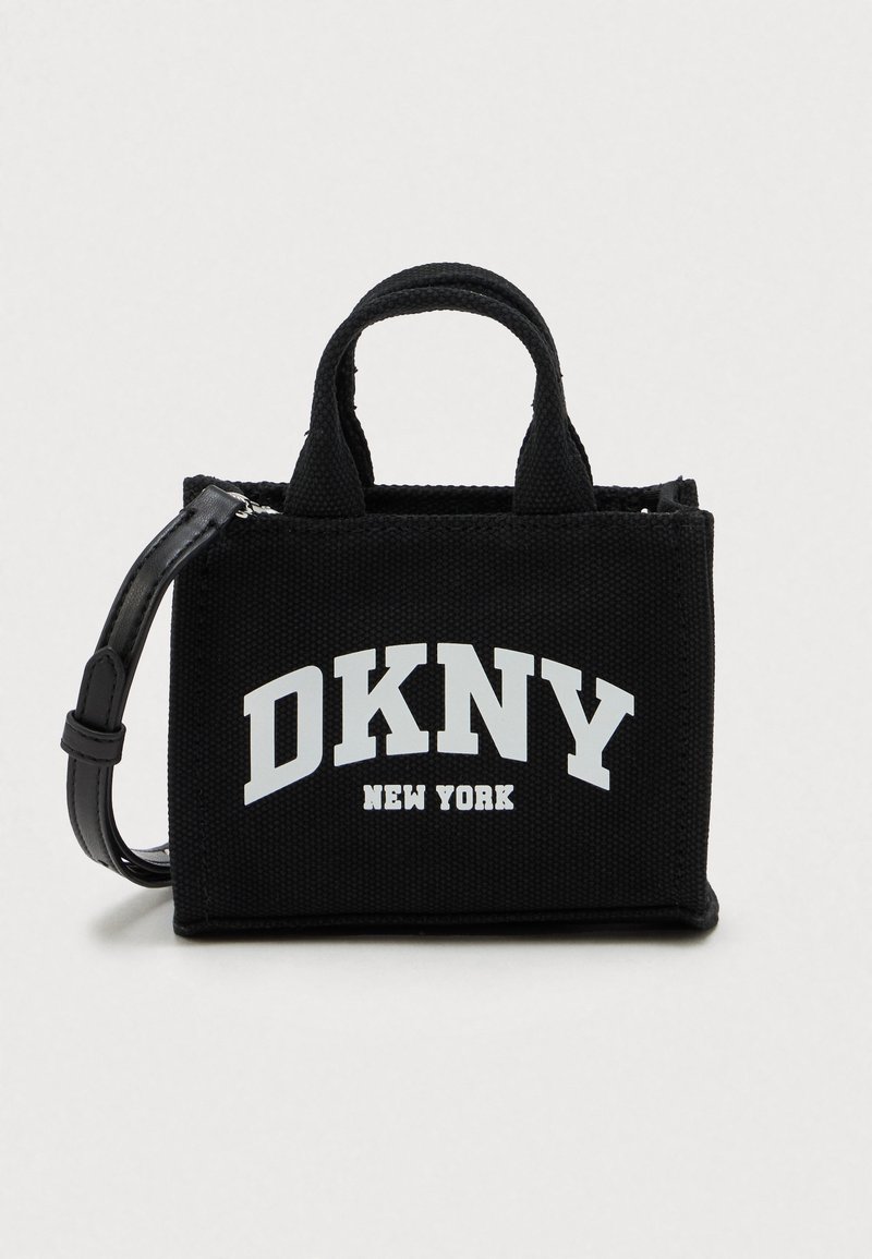 Fekete DKNY vászontáska rövid fülekkel, levehető fekete pánttal, és a "DKNY New York" felirattal fehér színben az elején.