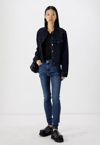 Tommy Hilfiger HARLEM SKINNY - Testhezálló fazon - dark blue denim
