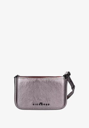 Borsa a pochette argentata metallica con texture liscia, chiusura a zip e tracolla removibile. Presenta il nome del marchio impresso sul davanti.
