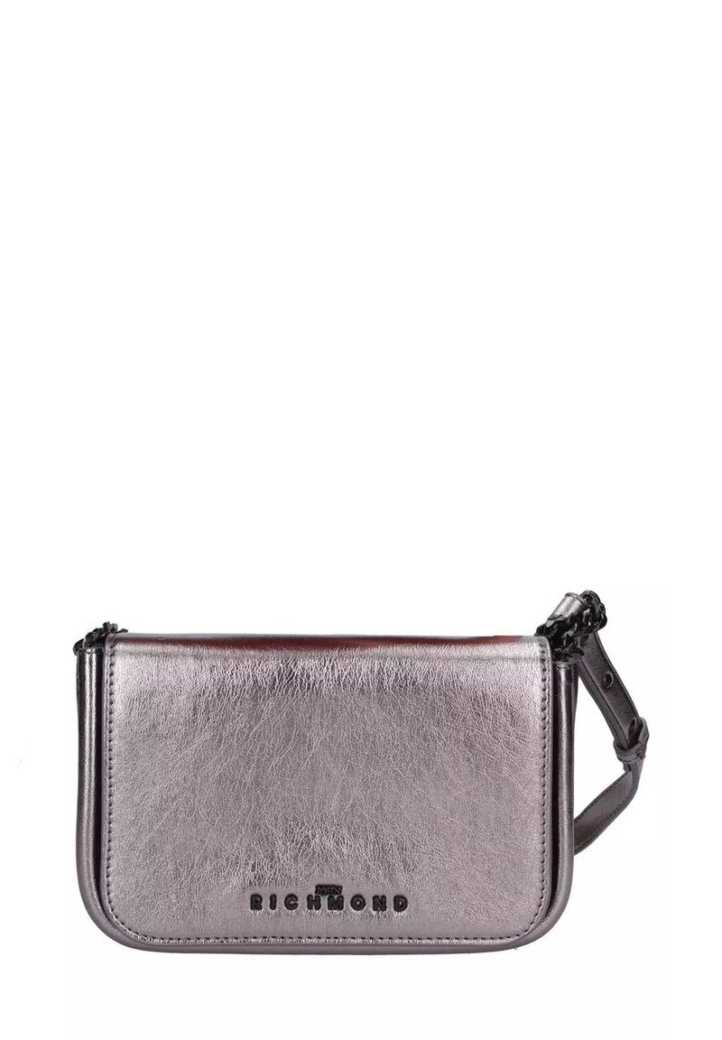 Borsa a pochette argentata metallica con texture liscia, chiusura a zip e tracolla removibile. Presenta il nome del marchio impresso sul davanti.