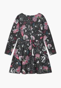 Schwarzes langärmliges Kleid mit rosa Rosen, weißen Herzen, Sternen und handgeschriebenen Worten wie "LIEBE" und "AMORE" im bunten Graffiti-Stil.