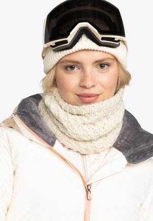 Hvid strikket tørklæde med et tekstureret mønster, parret med en lysfarvet skijakke med grå krave og orange lynlåsdetaljer.