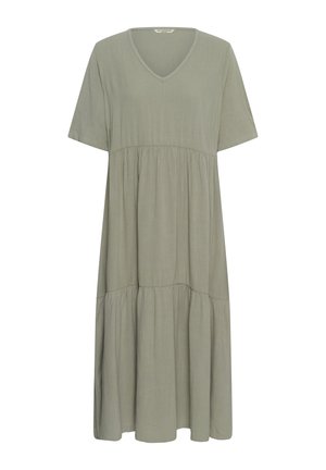 Løs siddende midikjole i lys olivengrøn med korte ærmer, V-udskæring og lagdelt, rynket nederdel.