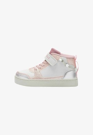 Sneaker alta rosa e argento con dettagli glitterati, colletto in rete imbottito, lacci e una fascia in Velcro. Materiali texturizzati e lisci.