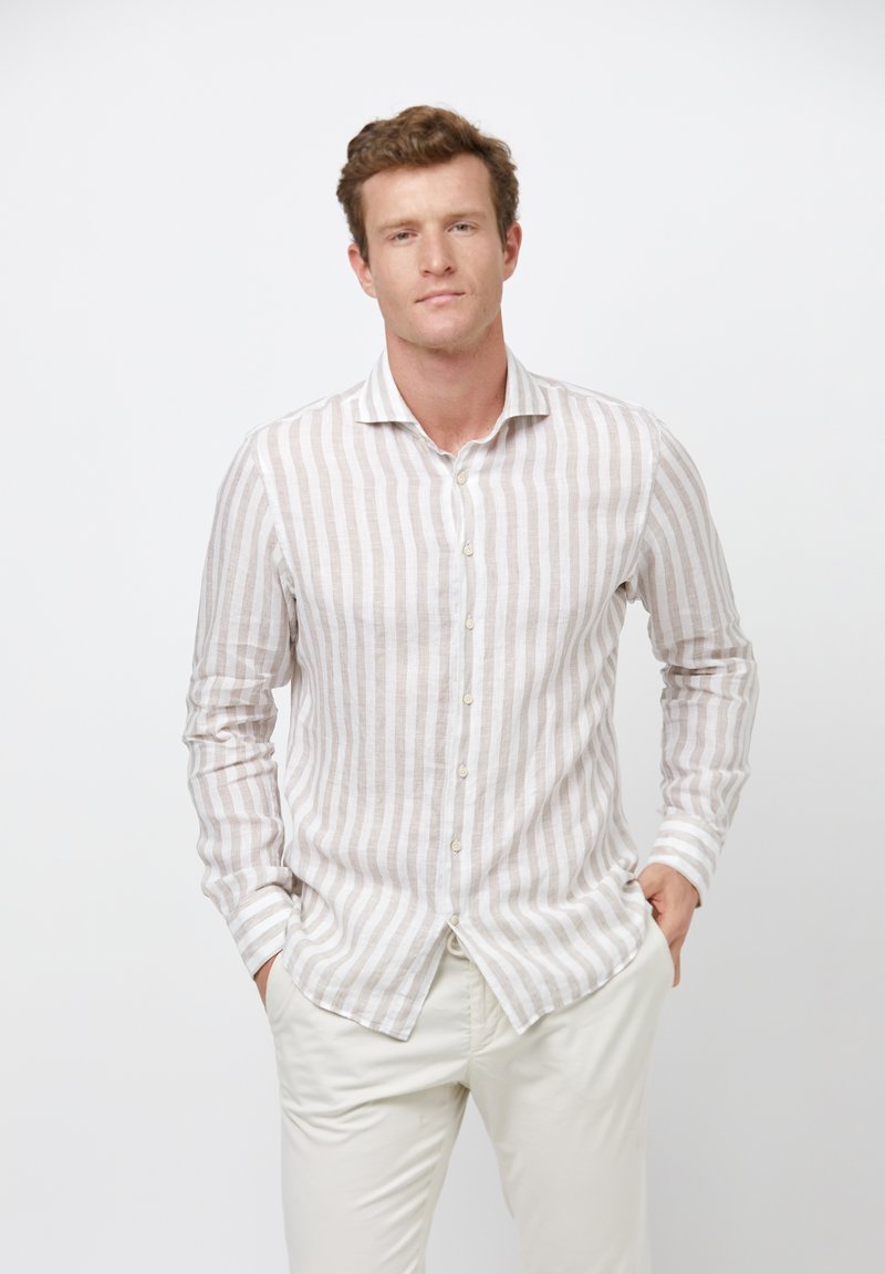 Lichte linnen shirt met verticale beige en witte strepen, lange mouwen en knoopsluiting aan de voorkant. Fitted silhouet, gladde textuur.