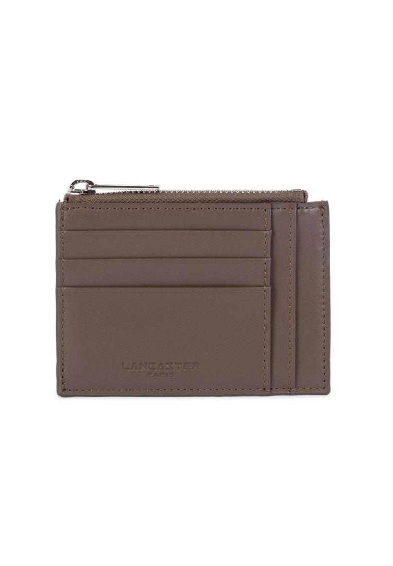 Portafoglio in pelle marrone con quattro slot per carte, una tasca con zip per monete e "LANCASTER PARIS" impresso sul fronte.