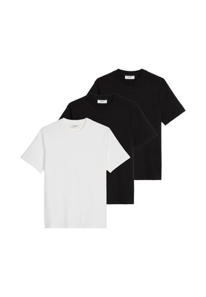 Tre ensfarvede t-shirts med korte ærmer stablet, én hvid foran og to sorte bagved, vist på en hvid baggrund.