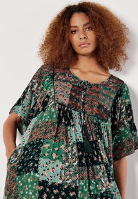 Apricot PATCHWORK CRINKLE - Freizeitkleid - green