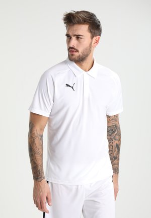 Weißes Polohemd aus leichtem Stoff. Mit einem spitzen Kragen und einem schwarzen Puma-Logo auf der linken Brust. Kurze Ärmel, athletische Passform.