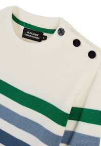 Pull rayé crème avec des rayures vertes, bleu clair et bleu marine. Caractérisé par une texture côtelée et deux boutons noirs sur l'épaule.