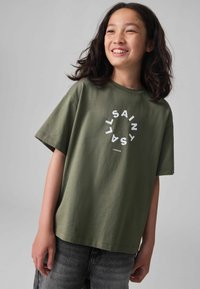 smALLSAINTS TIERRA CREW LOGO  - Apdrukāts T-krekls - khaki green
