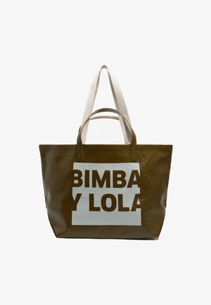 Bolsa tote marrón brillante con estampado gráfico blanco y asas. Presenta el texto en negrita "BIMBA Y LOLA" en la parte frontal con un diseño rectangular.