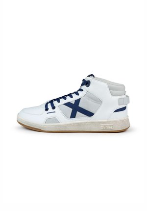 Sneaker alta, principalmente bianca con accenti blu navy. Presenta una suola testurizzata, un collo imbottito e pannelli in rete. Logo sul tallone.
