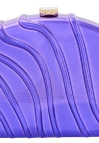 Lila kuvertväska med en vågig yta, tillverkad av glänsande plast. Har en guldfärgad metallklämma högst upp, vilket framhäver dess eleganta design.