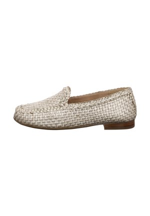Chaussure slip-on en métal beige tissé avec un bout arrondi et un petit talon marron ; elle présente une surface texturée et des coutures autour du col.