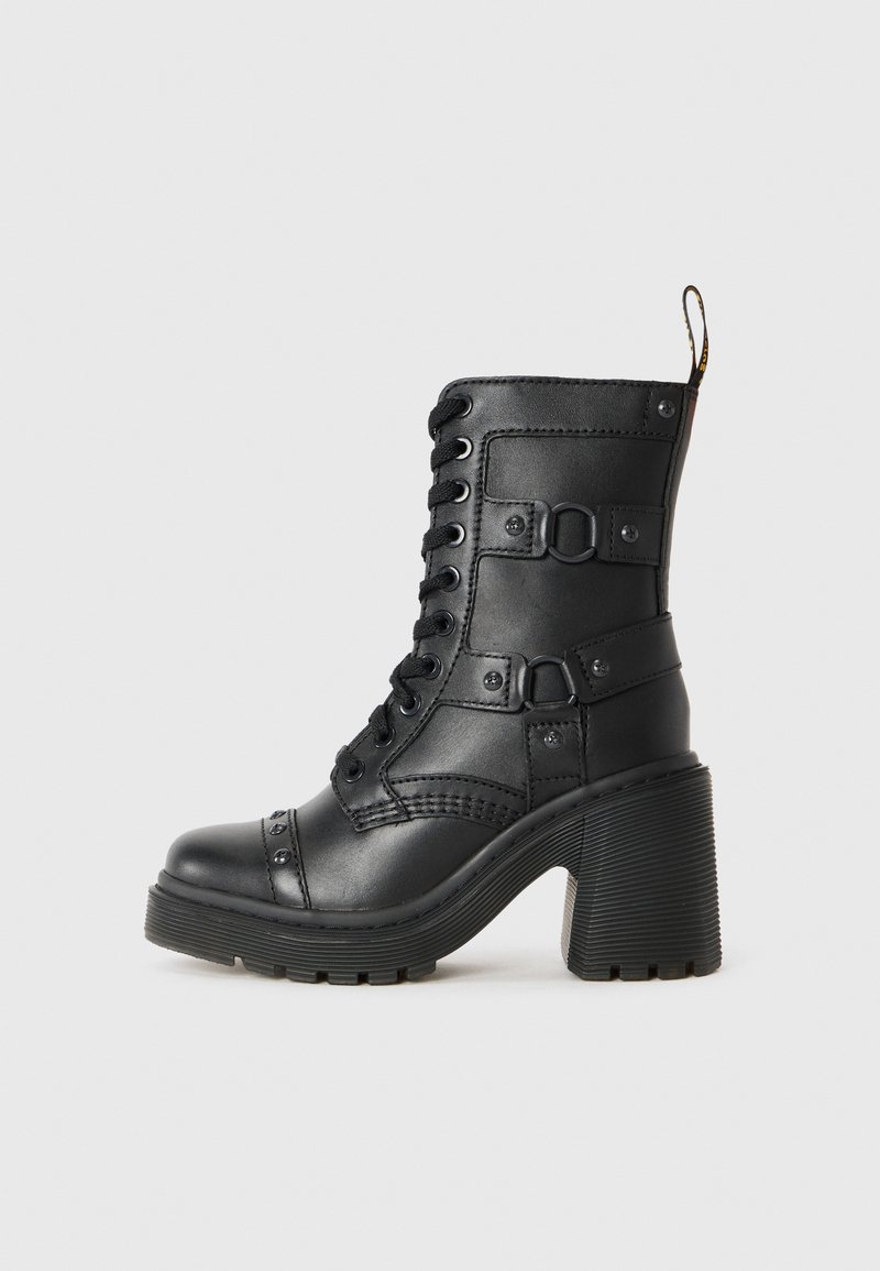 Bota de tornozelo em couro preto com atacadores à frente, fivelas decorativas e sola de salto grosso. Sola exterior de borracha texturizada para agarre.