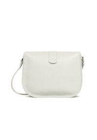 Borsa a tracolla bianca in pelle con forma arrotondata, superficie texturizzata, chiusura a patta e tracolla regolabile. Design minimalista.