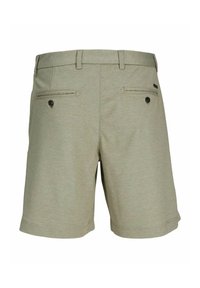 Shorts pour hommes en vert olive clair, fabriqués en tissu doux, avec deux poches arrières dotées de boutons noirs et un ourlet net.