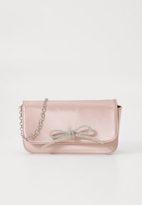 Pochette en satin rose avec une chaîne en argent, ornée d'un nœud décoratif rehaussé de strass à l'avant et d'une forme plate et rectangulaire.