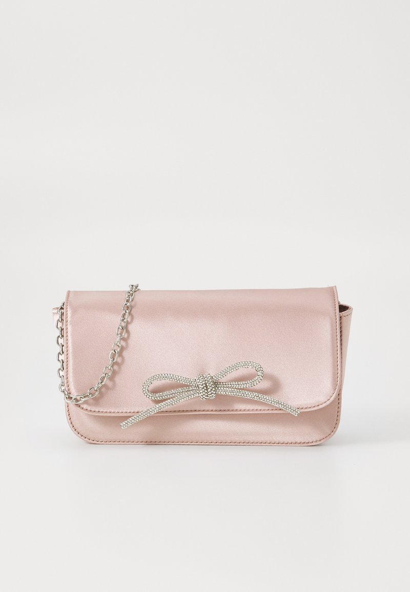 Pochette en satin rose avec une chaîne en argent, ornée d'un nœud décoratif rehaussé de strass à l'avant et d'une forme plate et rectangulaire.