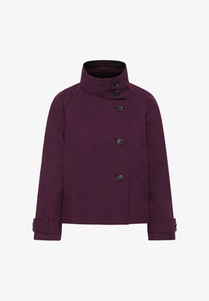 Chaqueta morada con un cuello alto, cierre frontal de botones y bolsillos laterales. Presenta mangas largas con puños abotonados y una textura suave.