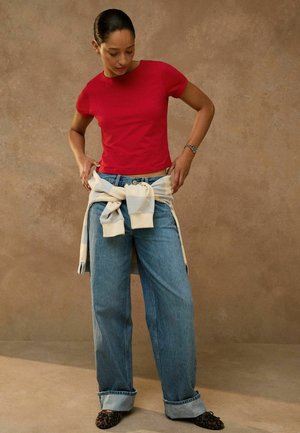 Next, REGULAR FIT - SCULPTED SHORT SLEEVE T-SHIRT - T-Shirt basic - red