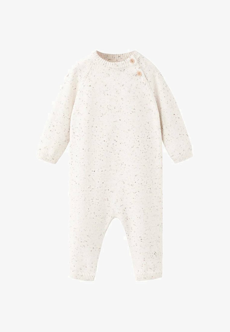 Kremowy dzianinowy kombinezon o melanżowej fakturze, z długimi rękawami i dwoma drewnianymi guzikami na ramieniu, które ułatwiają ubieranie.